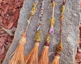 Scopa da strega / Scopa da strega del bosco fatta a mano / Decorazione per rituali e altari
