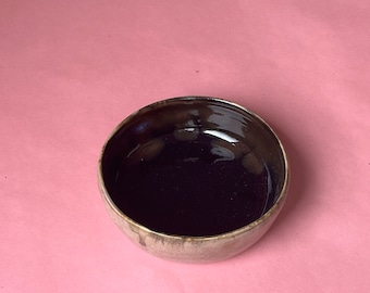 Handgemachte kleine Steinzeug Schüssel, schwarz rosa