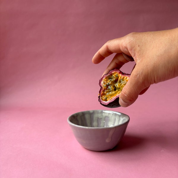 Handgemachte Steinzeug Schüssel klein mit Drips, lila