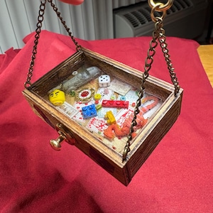 Ornamento del cassetto dei cianfrusaglie per bambini: ammettetelo. Tutti noi avevamo questo cassetto da bambini e alcuni probabilmente ce l'hanno ancora.