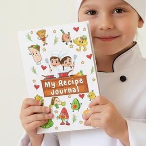 以下が含まれることがあります： 「My Recipe Journal」の文字と、ピザ、タマネギ、アボカドなどの食べ物の漫画イラストが描かれた白いレシピジャーナル。 コックコートと帽子をかぶった人がジャーナルを持っています。