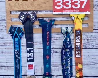 Runner Gift – Running Bib Medal Holder – Personalized Race Bib Display – Marathon Medal Display Rack – Gift for Runner – Running Wall Decor