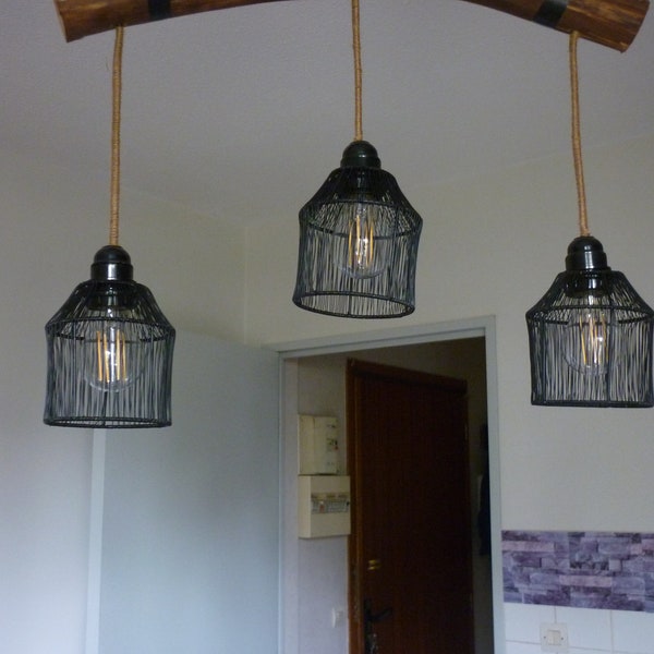 Lustre en bois naturel suspensions métal noir.