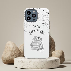 Boek telefoonhoesje | Leesgrage tijdperk, cadeau voor boekenliefhebber, boekenwurmen, cadeau voor boekenliefhebber, leesgrage telefoonhoesjes, zalig leesgrage, iPhone 13 hoesjes