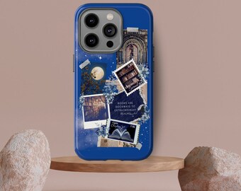 Puede incluir: Funda de teléfono azul con un collage de imágenes que incluyen libros, una luna y una cita que dice "Los libros son puertas de entrada a reinos extraordinarios."
