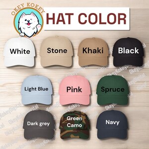 K&ouml;nnte beinhalten: Eine Auswahl von 10 Baseballkappen in verschiedenen Farben, darunter Wei&szlig;, Stein, Khaki, Schwarz, Hellblau, Pink, Fichte, Dunkelgrau, Gr&uuml;n-Camouflage und Marineblau. Der Text "HAT COLOR" wird &uuml;ber den Kappen angezeigt.