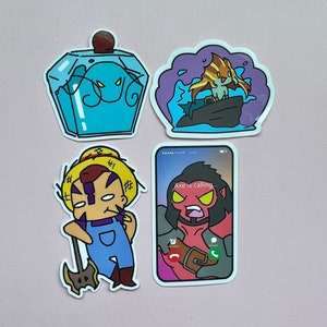 Puede incluir: Conjunto de cuatro pegatinas de dibujos animados. Una pegatina presenta una botella de poción azul con una cara, otra muestra una criatura emergiendo del agua, una tercera representa a un granjero con un hacha y la última muestra una pantalla de teléfono con el texto "Axe is calling..."