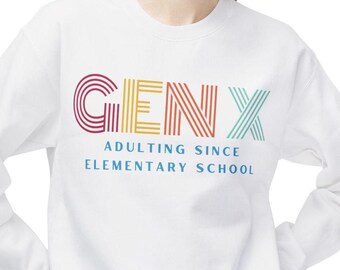 Felpa con cappuccio Gen X Adulting Since Elementary School, divertente maglione girocollo, morbido pile, regalo per la generazione X, felpa unisex