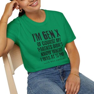 Peut inclure: Un t-shirt vert avec le texte "I'm Gen X Of course my parents didn't know where I was at 10 PM...it was awesome" en noir.