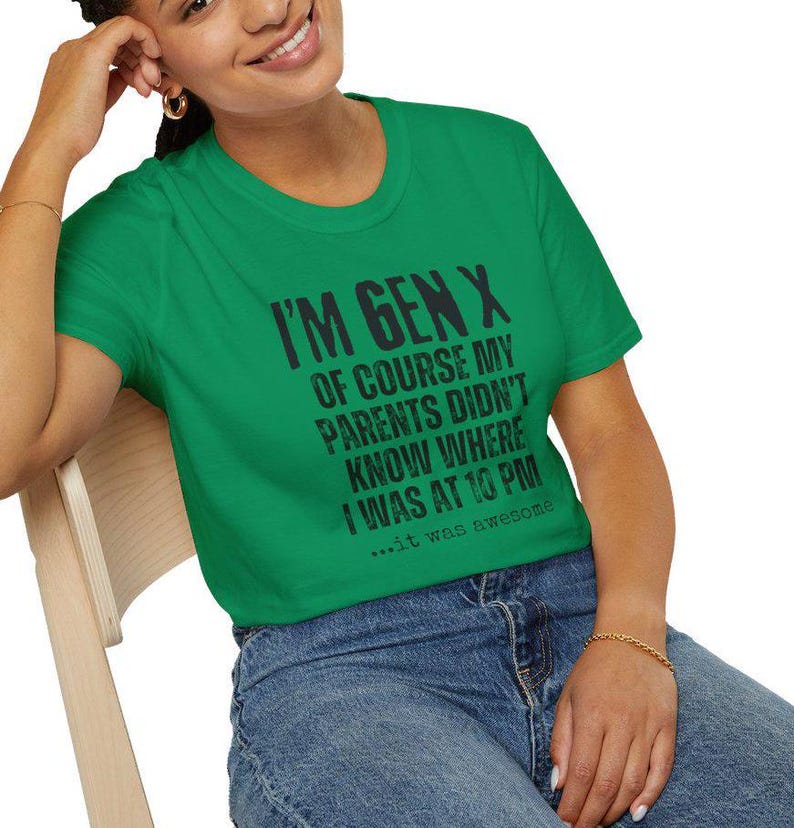 Peut inclure: Un t-shirt vert avec le texte "I'm Gen X Of course my parents didn't know where I was at 10 PM...it was awesome" en noir.
