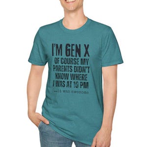 Peut inclure: Un t-shirt bleu sarcelle avec un imprim&eacute; graphique noir qui dit "I'm Gen X Of course my parents didn't know where I was at 10 PM ...it was awesome".