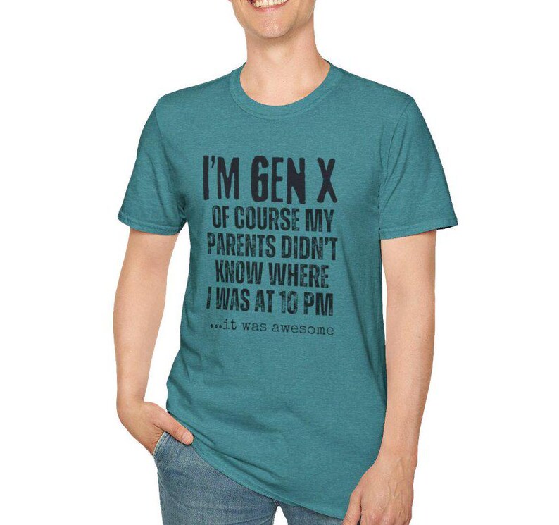 Peut inclure: Un t-shirt bleu sarcelle avec un imprim&eacute; graphique noir qui dit "I'm Gen X Of course my parents didn't know where I was at 10 PM ...it was awesome".