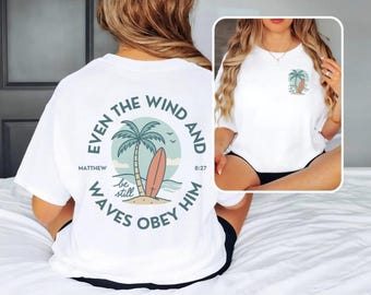 Beachy christliches T-Shirt | Komfort Farben Schrift Shirt, noch Bibel Vers T-Shirt, christliche Bekleidung, Palm Tree Surfbrett Strand Shirt