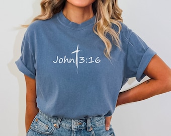 Camisa Juan 3:16 - Porque Dios amó tanto al mundo / Camisa de versículo bíblico, ropa cristiana de fe / Camisa premium - Impreso en camisa Comfort Colors