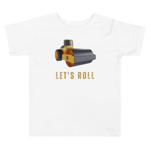 Op de afbeelding: Een wit T-shirt voor peuters met een gele en zwarte cartoon-wegwals en de tekst "LET'S ROLL" in goud.