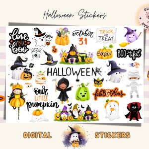 Op de afbeelding: Een set digitale Halloween-stickers met verschillende schattige personages en ontwerpen, waaronder geesten, pompoenen, heksen en mummies. De stickers bevatten ook tekst zoals "Love You Boo", "Boo-tiful", "Our Little Pumpkin" en "Halloween".