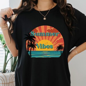 Retro Summer Vibes Graphic T-shirt Vintage Beach Sunset T Shirt Beach Palm Trees Sunset Tee Boho Baggy Beach Shirt Summer Vibes Tshirt