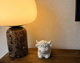 Adorno de vaca de las Tierras Altas de hormigón / Figura de animal de granja hecha a mano / Decoración rústica para estantes / Regalo para el hogar campestre