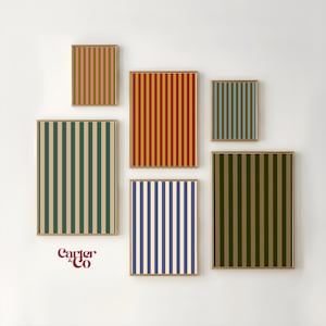 Op de afbeelding: Een set van drie keramische nestkommen in blauwe, groene en witte tinten. De kommen hebben een gespikkelde glazuur en een eenvoudig, modern ontwerp. De grootste kom heeft een diameter van ongeveer 15 cm.