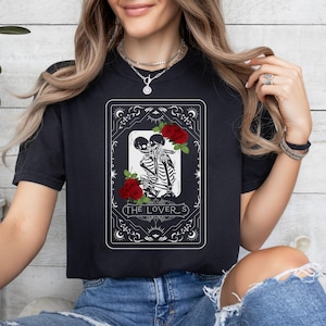 Camiseta The Lovers Tarot Card Skeleton Kiss | Camiseta Skeleton Tarot Card | Camiseta Astrologia | Presentes góticos de Halloween para ela