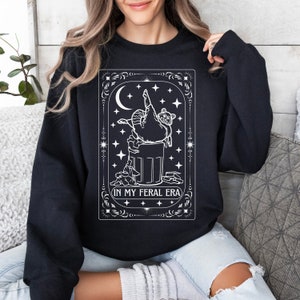 In My Feral Era Sweatshirt Prullenbak Wasbeer Tarotkaart Ronde Hals Cottagecore Kleding Grillige Boho Mystieke Wasbeer Geschenken Goth Kleding