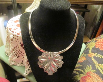 sterling silver collar necklace with leaf pendant