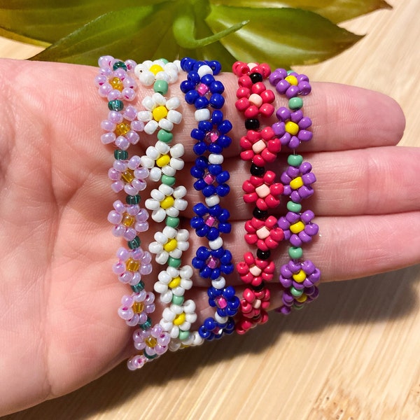 Daisy seed bead bracelet, Flower bracelet, Stretchy flower bead bracelet, Seed bead flower bracelet