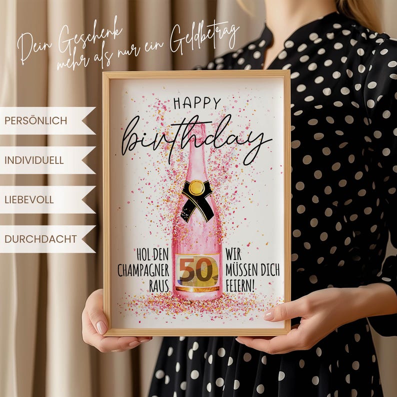 Puede incluir: Un cuadro con una ilustraci&oacute;n de una botella de champ&aacute;n rosa, las palabras "Happy Birthday" en cursiva y el n&uacute;mero "50". La impresi&oacute;n incluye texto en alem&aacute;n y detalles de confeti. Una persona con un vestido de lunares blancos y negros sostiene el cuadro.
