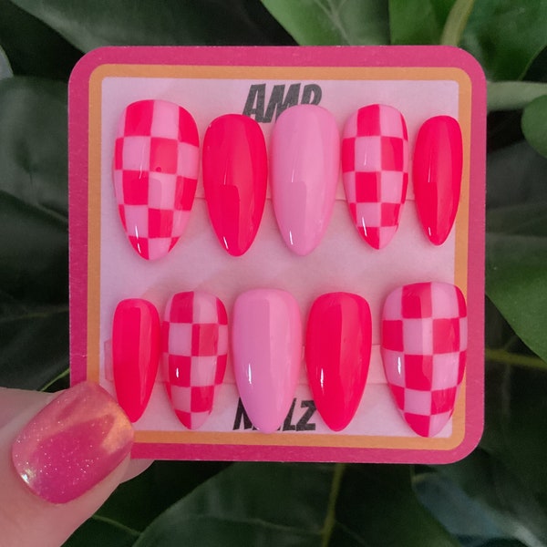 Uñas postizas desiguales a cuadros rosas pintadas a mano, uñas a cuadros, uñas Y2K, uñas postizas rosas, uñas rosa neón