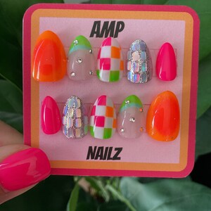Uñas postizas de colores neón pintadas a mano, uñas asimétricas, uñas decoradas, uñas a cuadros, uñas con manicura francesa