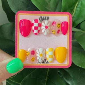 Uñas postizas Y2K pintadas a mano en amarillo y rosa, uñas desiguales, uñas rosas, uñas amarillas, uñas de verano, uñas de colores brillantes, uñas con flores