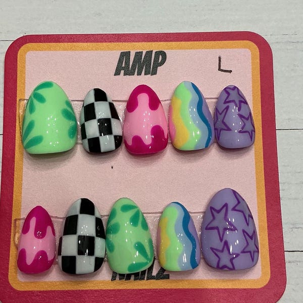 Uñas postizas multicolores Y2K, uñas desiguales, uñas de verano, uñas de colores brillantes, uñas postizas personalizadas, uñas de estrella, uñas a cuadros