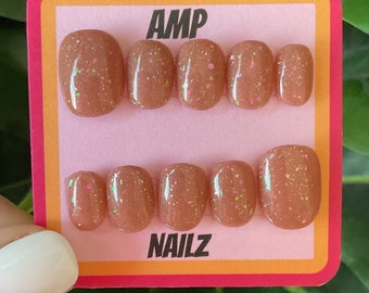 Uñas postizas pintadas a mano en tonos marrón, rosa y verde con purpurina, uñas postizas de otoño, uñas postizas, uñas de gel, uñas postizas, uñas marrones, uñas de otoño,