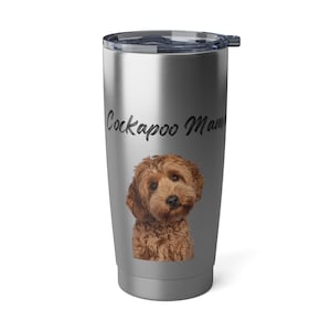 Puede incluir: Un vaso de acero inoxidable plateado con una inscripción negra que dice "Cockapoo Mama" y una imagen de un perro cockapoo marrón.