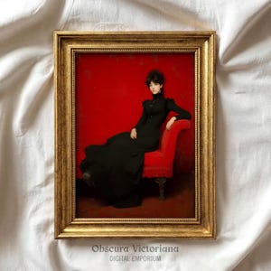 Può includere: Stampa digitale incorniciata con una donna in abito nero seduta su una chaise longue rossa su sfondo rosso. La cornice è dorata. Il testo "Obscura Victoriana DIGITAL EMPORIUM" è in basso.