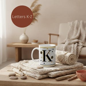 Mug à monogramme Bistro Tile : tasse à café personnalisée avec initiales (lettres K-Z)