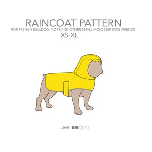 Puede incluir: Ilustración de un patrón de impermeable amarillo para perros pequeños, incluidos los bulldogs franceses. El impermeable tiene una capucha y cubre la espalda del perro. El texto en la imagen dice "RAINCOAT PATTERN" y "XS-XL".