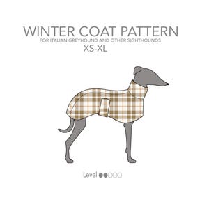 Op de afbeelding: Een lijntekening van een windhond die een geruite winterjas draagt. De tekst "WINTER COAT PATTERN" staat bovenaan de afbeelding. De tekst "FOR ITALIAN GREYHOUND AND OTHER SIGHTHOUNDS" staat onder de titel. De tekst "XS-XL" staat onder de tweede regel tekst. De tekst "Level" staat onder de hond en er zijn vijf cirkels, waarvan er twee zijn ingevuld.