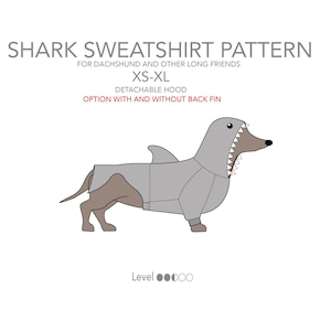 Könnte beinhalten: Illustration eines Dackels, der einen grauen Hai-Sweatshirt trägt. Das Sweatshirt hat eine abnehmbare Kapuze und eine Option für eine Rückenflosse. Der Text oben lautet "SHARK SWEATSHIRT PATTERN" und "XS-XL". Das Design ist für Dackel und andere lange Hunde.