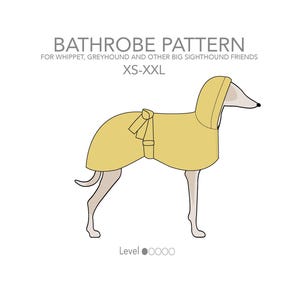 Puede incluir: Ilustración de un patrón de albornoz amarillo para lebreles. La imagen incluye el texto "BATHROBE PATTERN" y "XS-XXL". El albornoz tiene una capucha y un cierre de lazo. El texto también menciona Whippets y otros lebreles grandes.