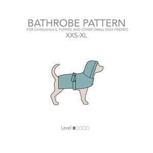 Könnte beinhalten: Illustration eines kleinen Hundes, der einen tealfarbenen Bademantel mit Kapuze trägt. Der Text "BATHROBE PATTERN" und "XXS-XL" sind über dem Hund zu sehen. Der Text "FOR CHIHUAHUA'S, PUPPIES AND OTHER SMALL DOG FRIENDS" ist ebenfalls sichtbar.