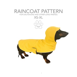 Può includere: Un impermeabile giallo per cani con cappuccio indossato da un bassotto. Il testo recita: RAINCOAT PATTERN FOR DACHSHUND AND OTHER LONG FRIENDS XS-XL. Un'icona a forma di zampa con le lettere PDF è centrata sopra. Il marchio PawerPrint è in basso.