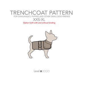 Könnte beinhalten: Zeichnung eines kleinen Hundes mit beigem Trenchcoat. Der Text oben lautet "TRENCHCOAT PATTERN" und gibt die Größen XXS-XL für kleine Hunde an. Der Text erwähnt auch die Option der Bindung.