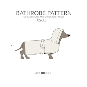 Może przedstawiać: Liniowy rysunek  dackelka w białej szlafroku z kapturem. Tekst "BATHROBE PATTERN" znajduje się nad psem, a tekst "FOR DACHSHUND AND OTHER DOG FRIENDS" pod psem. Tekst "XS-XL" znajduje się pod pierwszym wierszem tekstu. Tekst "Level" znajduje się pod psem, po którym następują dwa czarne koła i trzy białe koła.