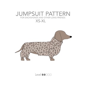 Puede incluir: Un patrón de costura para un mono de perro con estampado de leopardo. El texto dice JUMPSUIT PATTERN FOR DACHSHUNDS AND OTHER LONG FRIENDS XS-XL y Level 1 de 5. La ilustración muestra un perro salchicha con la prenda de estampado de leopardo.