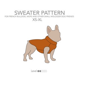 Könnte beinhalten: Ein braunes Pullover-Muster für kleine Hunde, mit einem französischen Bulldoggen, der den Pullover trägt. Das Muster ist für die Größen XS-XL. Der Text "SWEATER PATTERN" und "FOR FRENCH BULLDOG, MOPS AND OTHER SMALL MOLOSSER DOG FRIENDS" befindet sich oben im Bild. Der Text "XS-XL" befindet sich unter dem Hund. Der Text "Level ●●○○○" befindet sich unten im Bild.