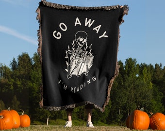 「Go Away I'm Reading」読書用ブランケット、読書好きへのギフト、ハロウィン読書コーナー、読書用タペストリー、読書用スケルトン、司書のユーモア、おもしろスロー