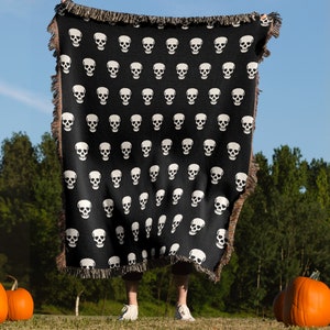 Vintage Style Spooky Skull Halloween Throw Blanket, Vintage Skull Throw Blanket, Horror movie watching Blanket, Skull skeleton decor