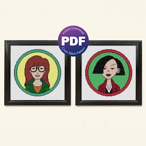 Peut inclure: Deux motifs de point de croix encadrés de personnages de la série télévisée d'animation Daria. Le cadre de gauche représente Daria Morgendorffer avec des cheveux roux et des lunettes, portant une veste verte. Le cadre de droite représente Jane Lane avec des cheveux noirs, portant une veste rouge. Les deux personnages sont représentés dans un cadre circulaire avec un fond jaune.