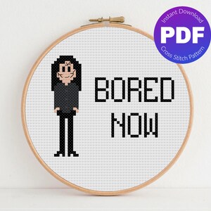 Könnte beinhalten: Kreuzstichmuster mit einer Comicfigur und dem Text "BORED NOW" in Schwarz auf weißem Hintergrund.